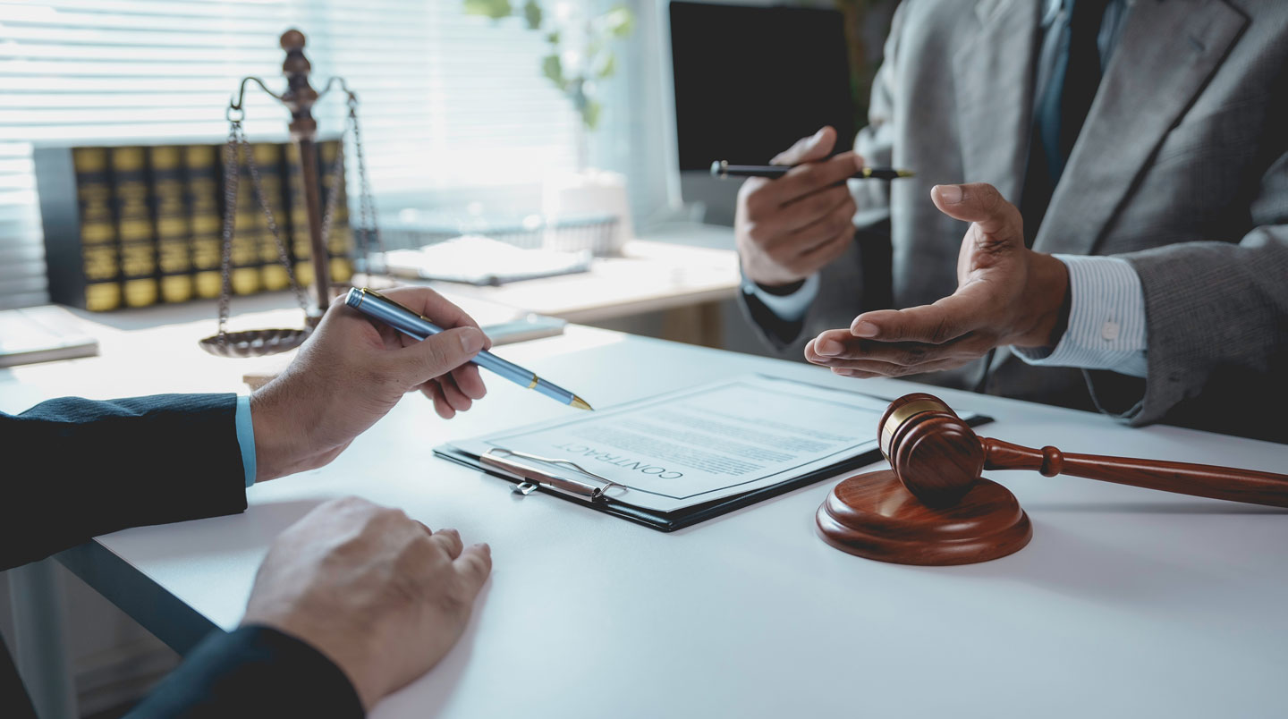 Huissier de justice préparant des documents officiels sur un bureau avec tampon et cachets visibles, dans un environnement professionnel de tribunal ou d'étude